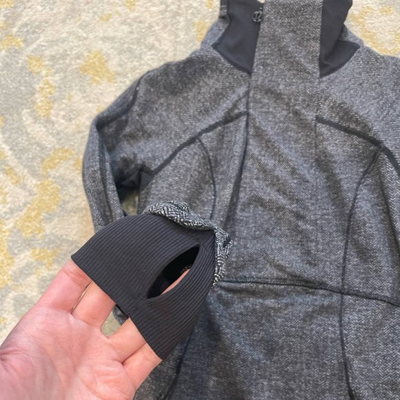 LILULEMON Women’s 1/2 pullover jacket. Gray. Size 4 - Picture 7 of 12